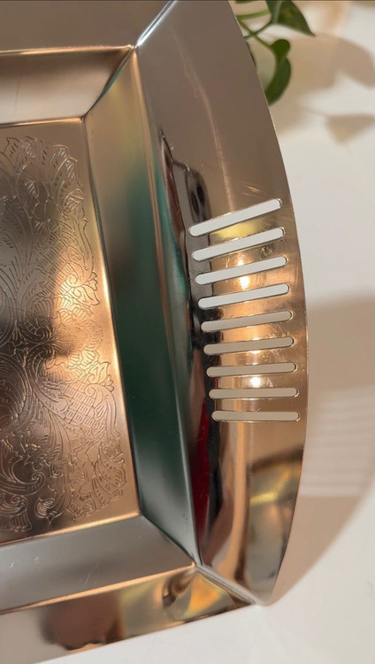 سینی قدیمی که با پولیش سایا براق شده